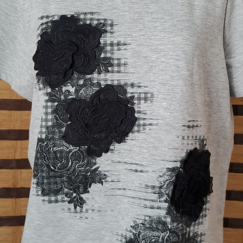EUC! Simply Vera Wang raised rose tshirt - Picture 5 of 9